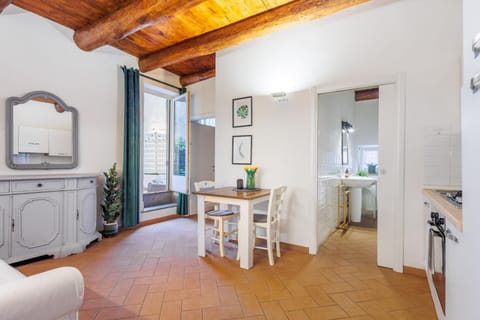 Kitchen or kitchenette, Living room, Seating area, Dining area