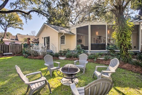 Charming Simons Cottage with Porch Half Mi to Beach Haus in Demere Park