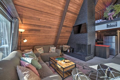 Cozy A-Frame Cabin with Pool Table 8 Mi to Mt Snow! Haus in Wilmington