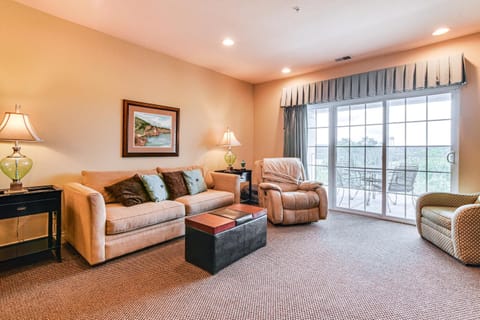 Branson Condo with Pool Access and Views, 3 Mi Dtwn! Apartment in Branson