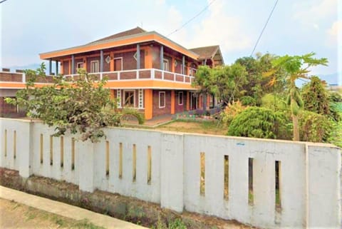 Villa Orange Lembang Pengkolan guesthouse in Lembang