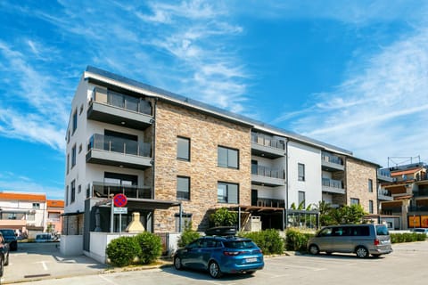 Property building, Street view, Location