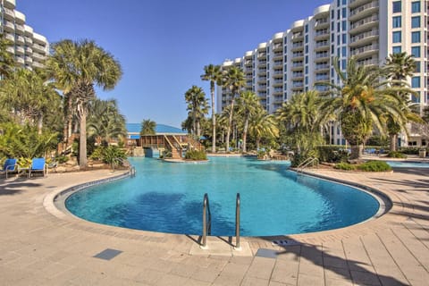 Destin Condo with Amenities and Pool Less Than half Mi to Beach Apartment in Destin