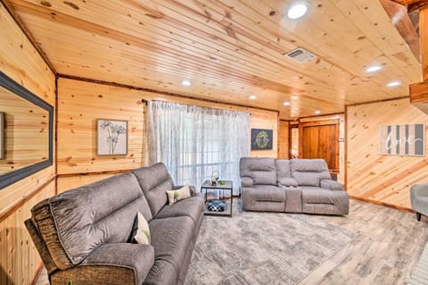 Lavish Broken Bow Getaway with Hot Tub on about 6 Acres! Haus in Broken Bow