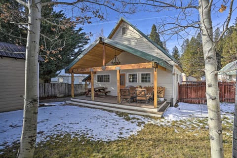 Downtown Cabin Less Than 10 Miles to Mt Shasta Ski Park! Casa in McCloud