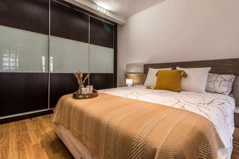 Lujo a tu alcance con spa y garaje pleno centro Apartment in Huelva