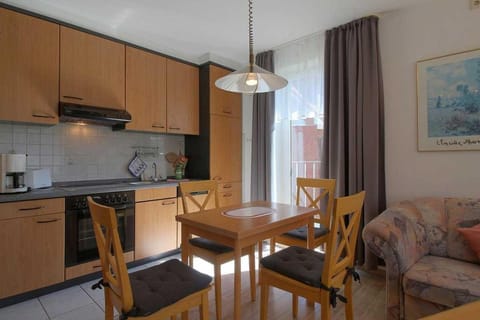 Kitchen or kitchenette, Seating area, Dining area