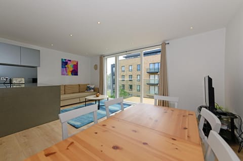 Executive Apartment Near Chiswick and Kew Gardens Condo in Brentford