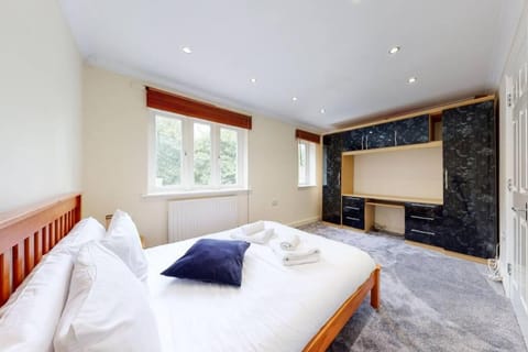 Super 2 bed House wPrivateParking&PrivateGarden Apartment in London Borough of Southwark