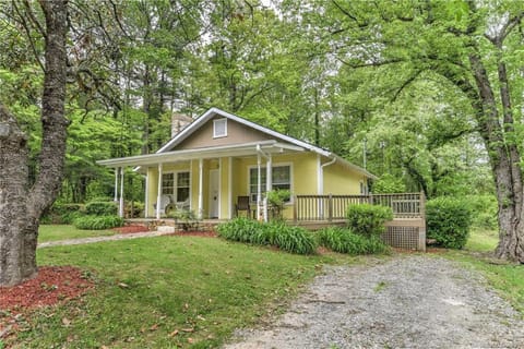 The Sunshine Cottage - 1 Mi from Downtown! Maison in Hendersonville