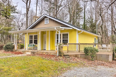 The Sunshine Cottage - 1 Mi from Downtown! Casa in Hendersonville