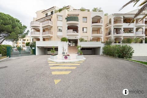 Spacious apartment with pool located in the Marina of Mandelieu Apartment in Mandelieu-La Napoule