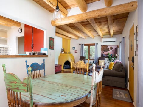Kiva Cottage, 2 Bedrooms, Upgraded, WiFi, Patio, Fireplace, Sleeps 6 House in Santa Fe