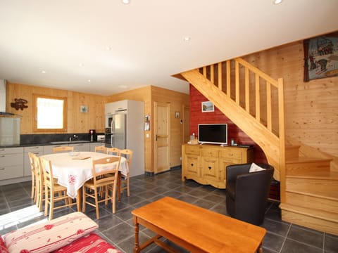 Chalet 4* avec Terrasse Panoramique, WiFi et Parking, 8 Pers. - FR-1-608-15 Chalet in Auvergne-Rhône-Alpes