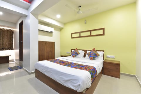 HOTEL GOLD LEAF Bed and Breakfast in Ahmedabad