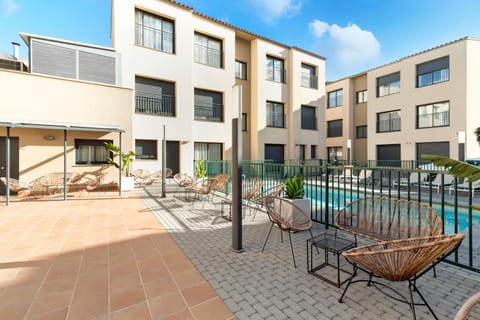 Property building, Patio, Balcony/Terrace, Pool view, Swimming pool, sunbed