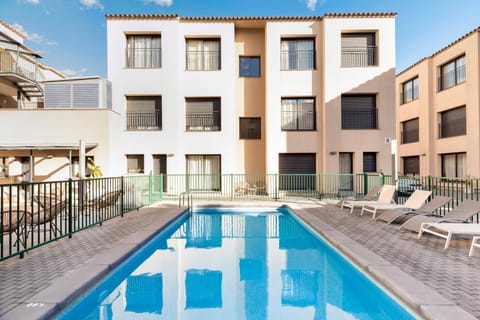 Property building, Patio, Swimming pool, sunbed