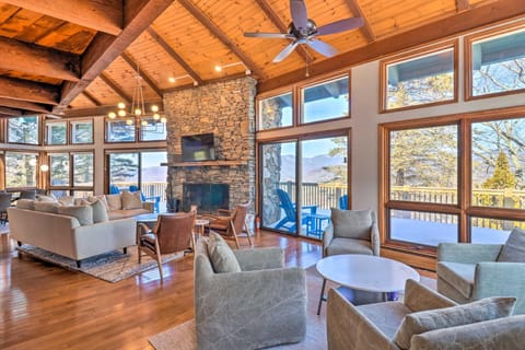 Modern Mtn Retreat with Hot Tub and Stellar Views! Casa in Black Mountain