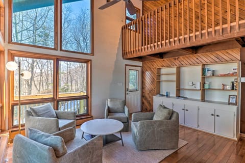 Modern Mtn Retreat with Hot Tub and Stellar Views! Maison in Black Mountain