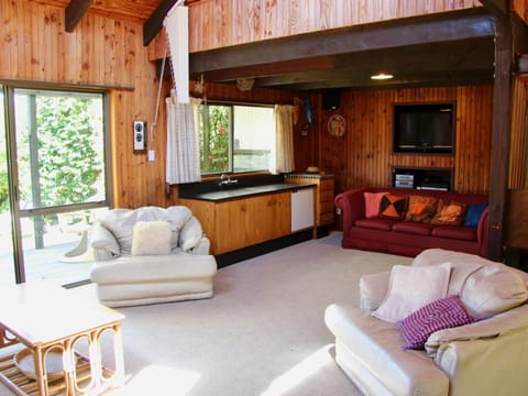 Lakeside Villa - Lake Rotoiti Holiday Home House in Rotorua