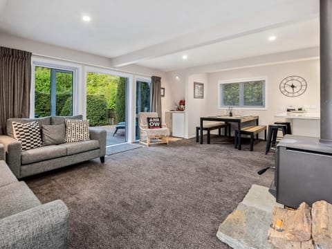 The Hillvue with Spa - Arrowtown Holiday Home House in Arrowtown