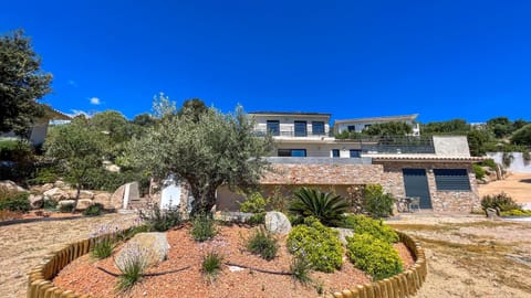 Tres belle villa neuve vue mer avec piscine chauffee Villa in Zonza