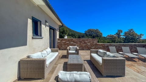 Tres belle villa neuve vue mer avec piscine chauffee Villa in Zonza