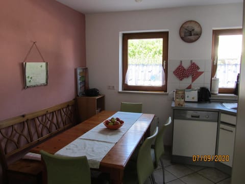 Kitchen or kitchenette, Seating area