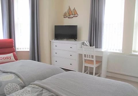 Jubilee House - 4 bedroom central house - bright and spacious, 2 parking spaces House in Filey
