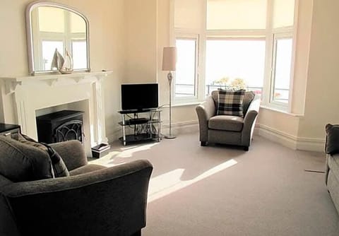 Ivy House - Seafront house with garden seating and stunning sea views! - Ocholo Villas House in Filey