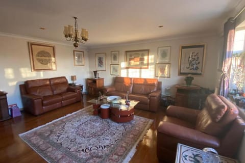 Apartment - Sleeps 4 - Parking - Balcony - Garden House in High Wycombe