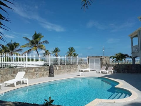 Princess Coco, Beachfront, Pool, Orient Bay, ultra fast Wifi House in Saint Martin