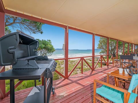 Poppy's Beach House - Beachfront Whangapoua Home House in Auckland Region