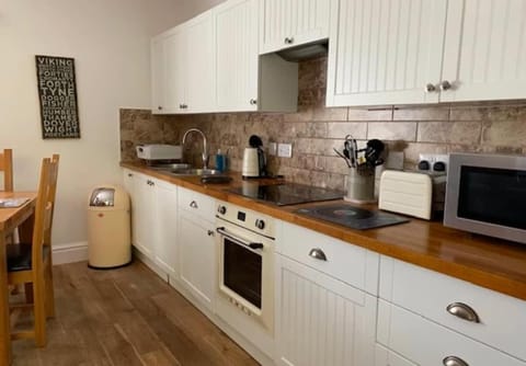 Beach Approach Cottage - 30 steps from beach - Luxury house with covered table tennis - Netflix Smart TV House in Filey