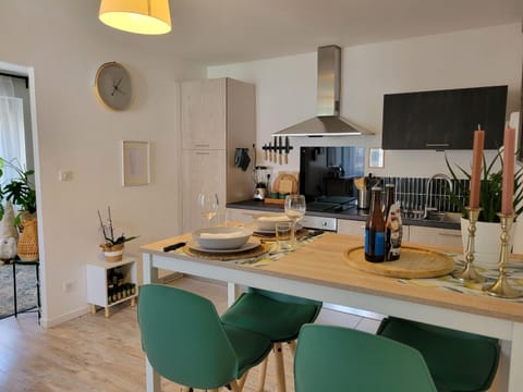 Kitchen or kitchenette, Dining area, stove