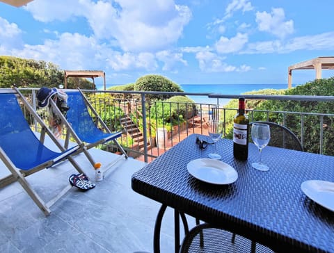 Natural landscape, View (from property/room), Balcony/Terrace, Dining area, Sea view