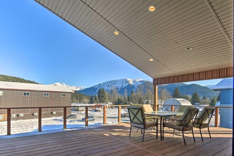 Mendenhall Valley Escape with Furnished Deck! Condominio in Juneau