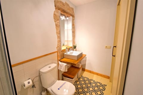 Bathroom, Internal: Not applicable to any particular room