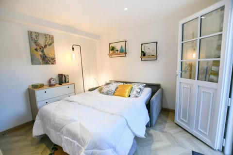 Instant Fleury, studio cosy avec jardin secret Apartment in Barbizon