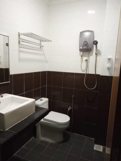 Shower, Toilet