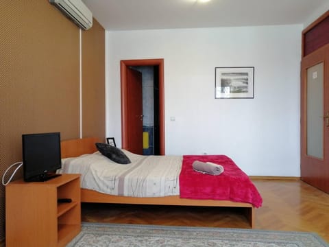 Bed, TV and multimedia, Bedroom