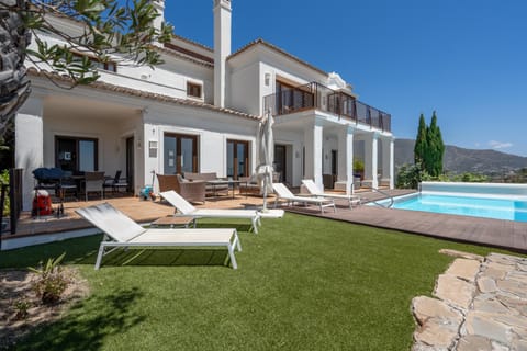 Natural landscape, Garden, Garden view, Mountain view, Swimming pool, sunbed