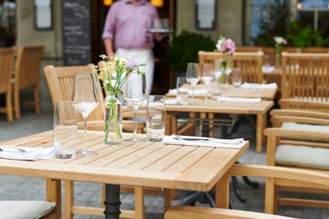 Restaurant/places to eat, Balcony/Terrace