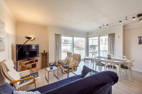 TV and multimedia, Living room, Seating area, Dining area, Evening entertainment