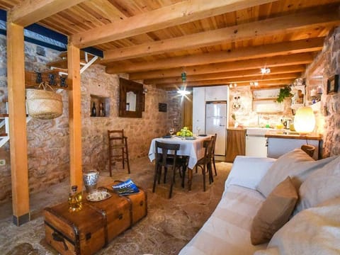 450 year-old house with a garden House in Stari Grad