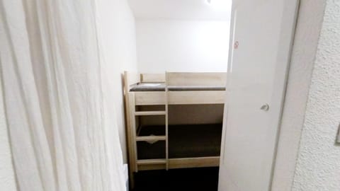 Bedroom, bunk bed