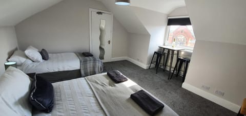 Free Parking, 4 King Bedroom Townhouse, Fast WIFI, Fully Equipped Kitchen, 15 min drive to Nissan, 20 min to Newcastle Sunderland, Ideal for Long Term Contractor etc Stays, Regular Housekeeping Option - Dwellcome Home Ltd - See Our Site for Assurance Apartment in South Shields