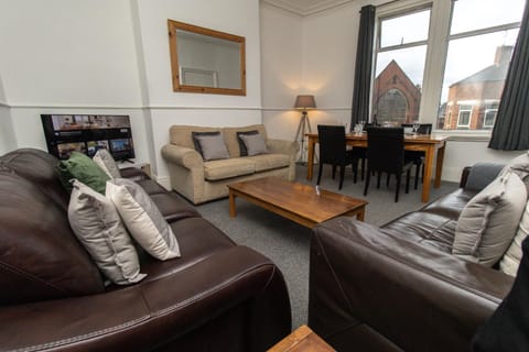 Dwellcome Home Ltd Spacious 4 King Bedroom 6 Beds Townhouse - see our site for assurance Condo in South Shields