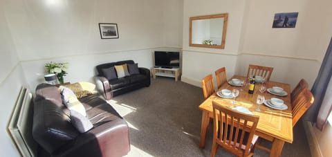 Free Parking, 4 King Bedroom Townhouse, Fast WIFI, Fully Equipped Kitchen, 15 min drive to Nissan, 20 min to Newcastle Sunderland, Ideal for Long Term Contractor etc Stays, Regular Housekeeping Option - Dwellcome Home Ltd - See Our Site for Assurance Apartment in South Shields
