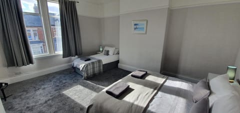 Free Parking, 4 King Bedroom Townhouse, Fast WIFI, Fully Equipped Kitchen, 15 min drive to Nissan, 20 min to Newcastle Sunderland, Ideal for Long Term Contractor etc Stays, Regular Housekeeping Option - Dwellcome Home Ltd - See Our Site for Assurance Apartment in South Shields